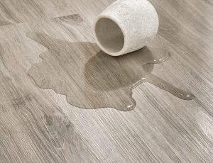 Review sàn nhựa giả gỗ - Khả năng chống nước, chống xước